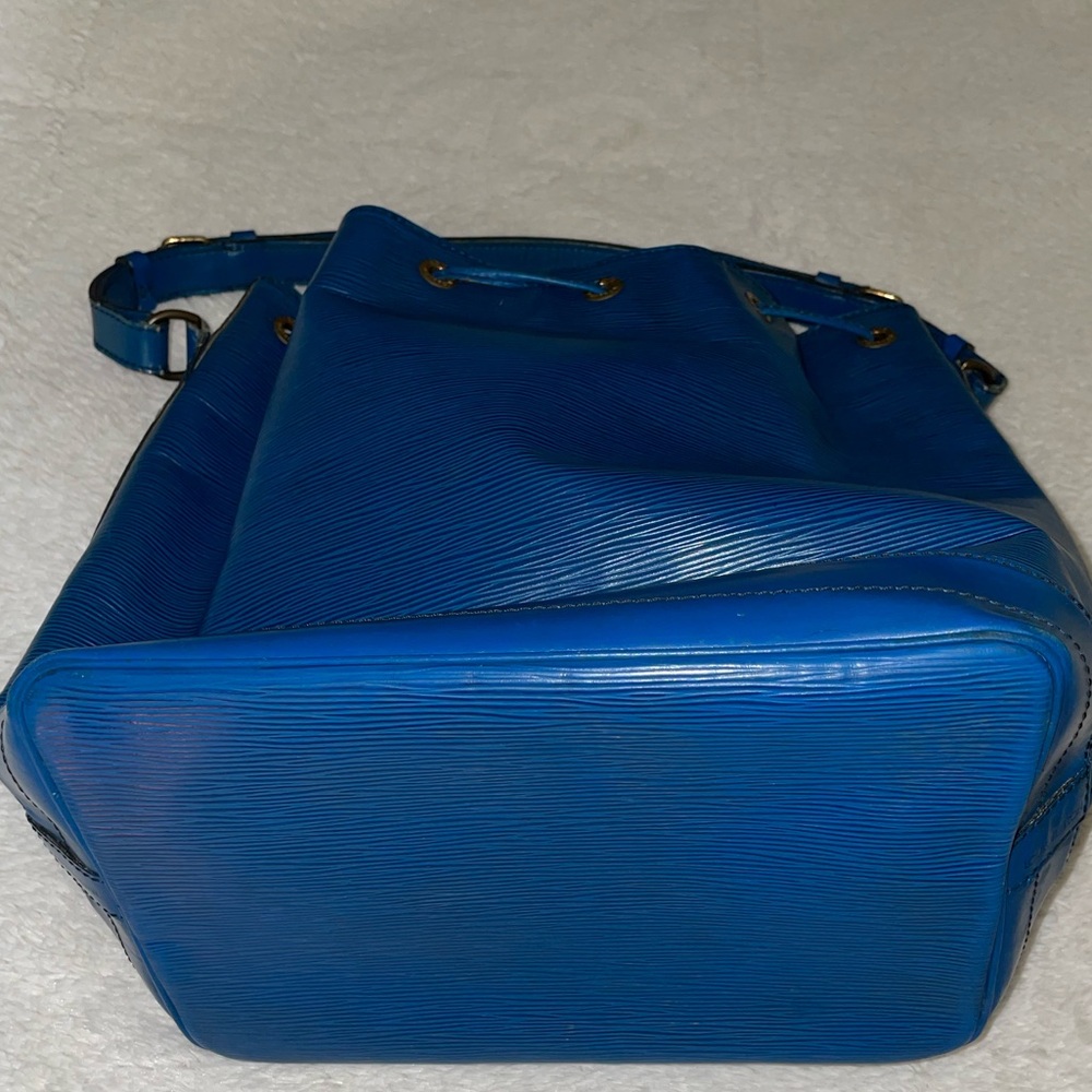 Louis Vuitton Epi Noe Bucket Bag in Blue with Drawstring - Picture 3 of 12